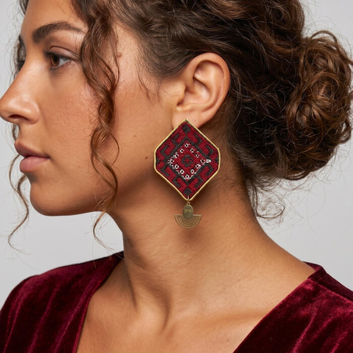 گوشواره سوزن‌دوزی پلاک استیل تیس — Embroidered Stainless Steel Pendant Earrings